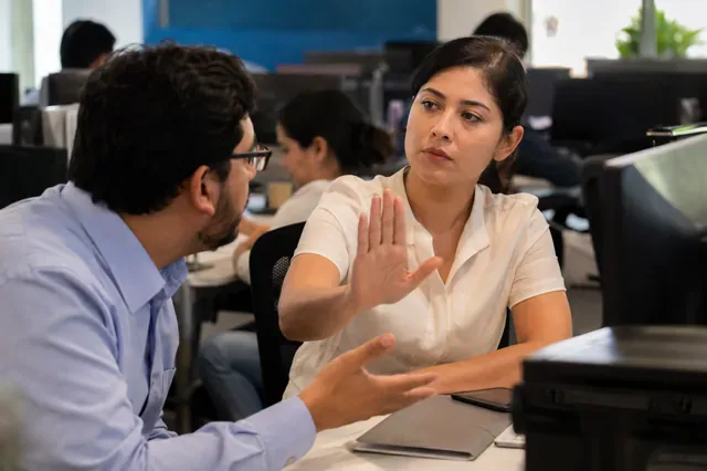 Empleada expresa con firmeza un límite durante una conversación laboral.
