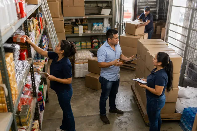 Propietario coordina inventario, horarios y una entrega en su comercio.