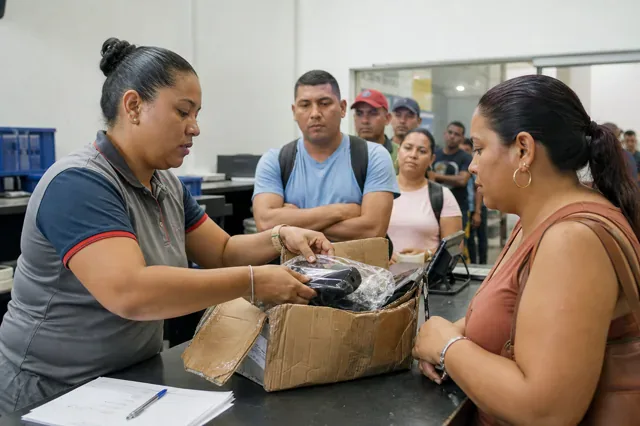 Agente resuelve con un cliente el caso de una caja dañada.