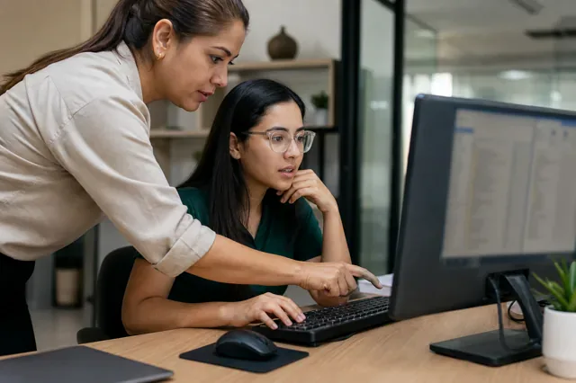 Empleada aprende un atajo de teclado mientras organiza archivos digitales.