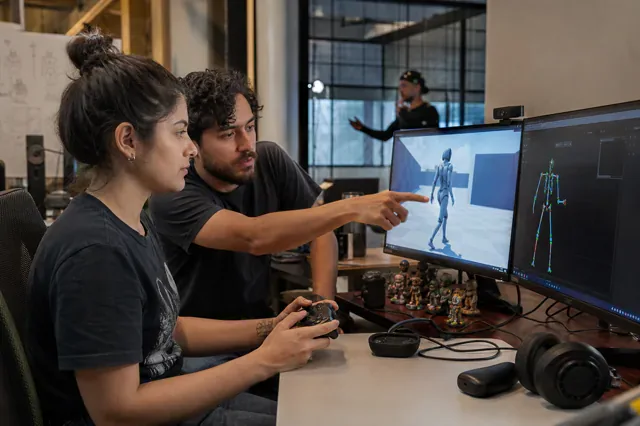 Diseñadora y animador prueban el movimiento de un personaje con un control.