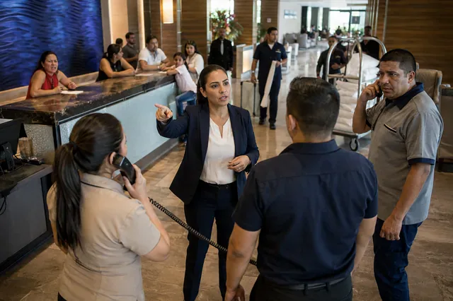 Gerente coordina varias áreas durante una interrupción del servicio.