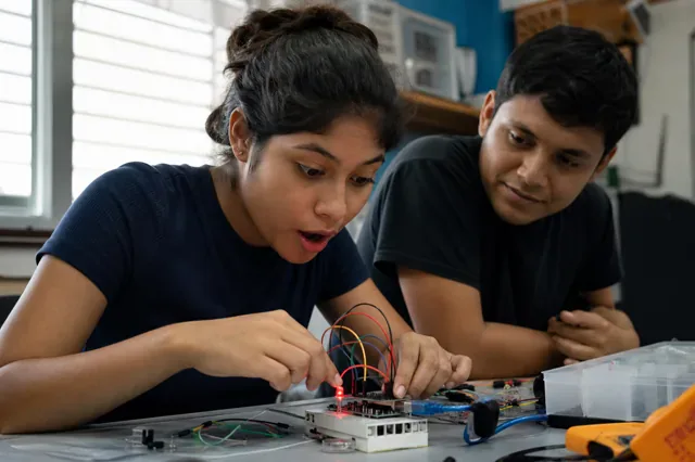 Principiante enciende por primera vez una luz con un microcontrolador.
