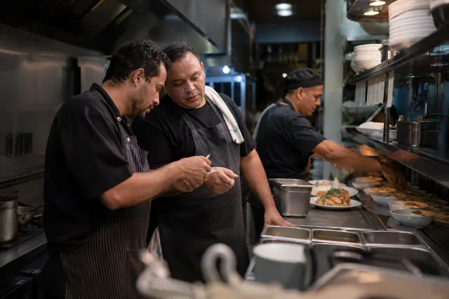 Equipo de cocina reorganiza un pedido después de una situación de alta presión.